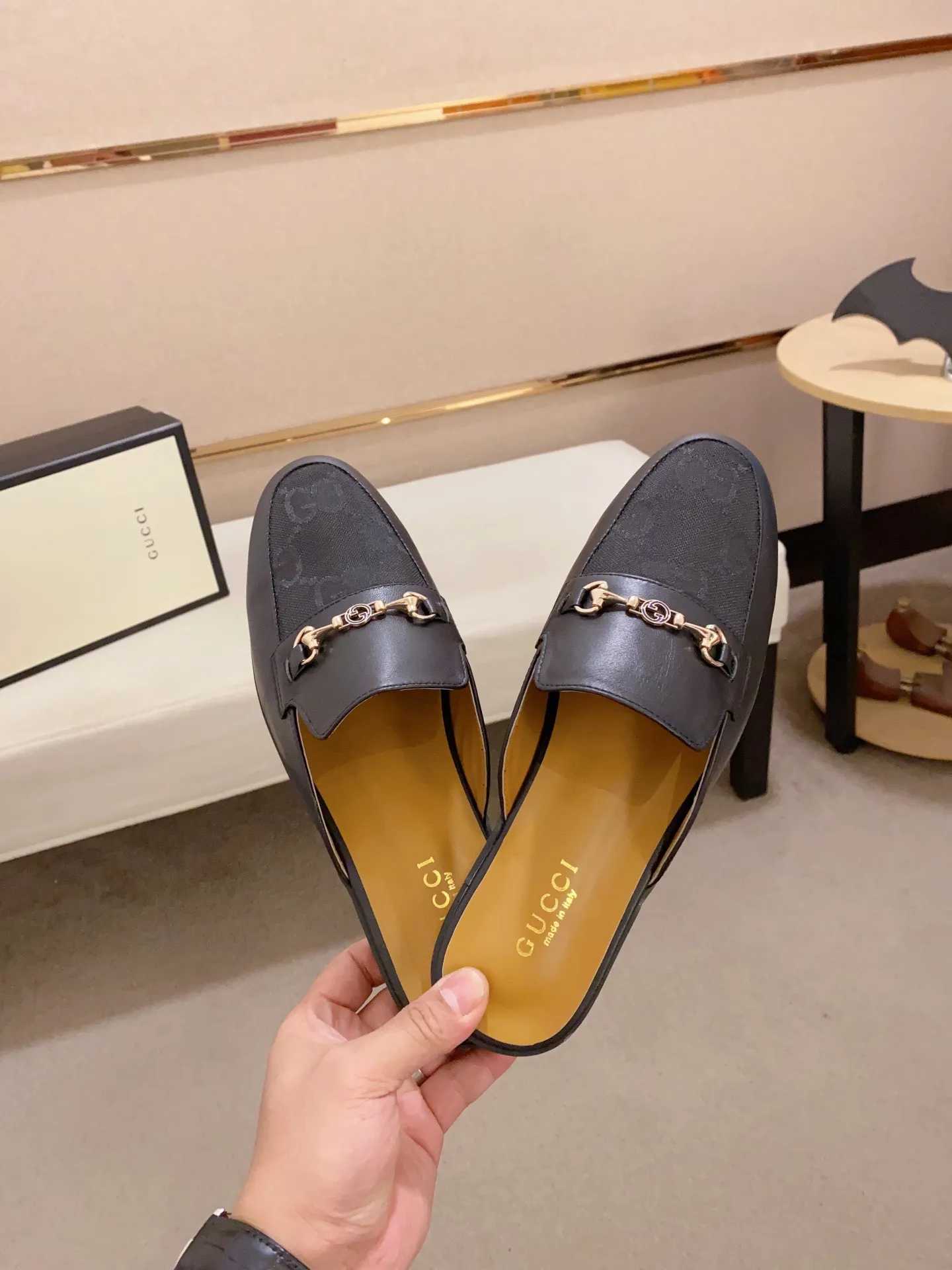 Men's shoes 💰: 380💰 (Gucci). The latest trendy shoes, casual Baotou mops, popular in physical stores, sizes 38-44. New and comfortable, imported custom-made original cowhide, with unique sequin element design. With sheepskin lining, original bottom, high-end packaging and high quality💪Details determine the quality, you can enter and leave the counter at will, welcome to compare!